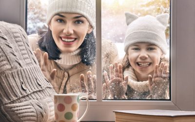 Sretni i optimistični uz hygge koncept malih rituala